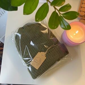 KNIT HAT (SOLID COLORS)